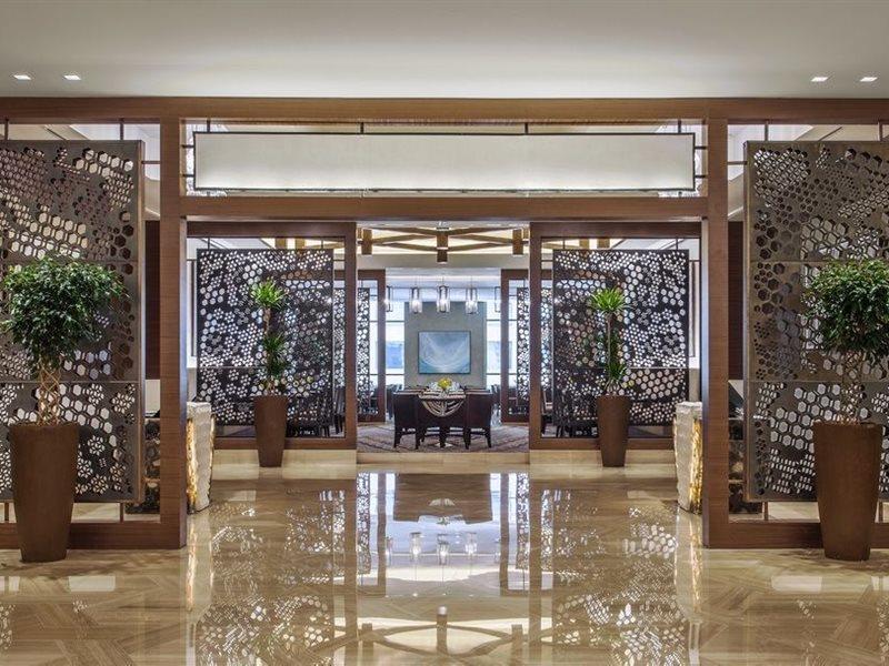 Jabal Omar Hyatt Regency Makkah Hotel Mekka Eksteriør billede The photo showcases a modern, elegant interior space, likely within a hotel or upscale establishment. It features decorative screens made of intricate patterns that serve as partitions. The floor is polished marble, reflecting the bright lighting abo