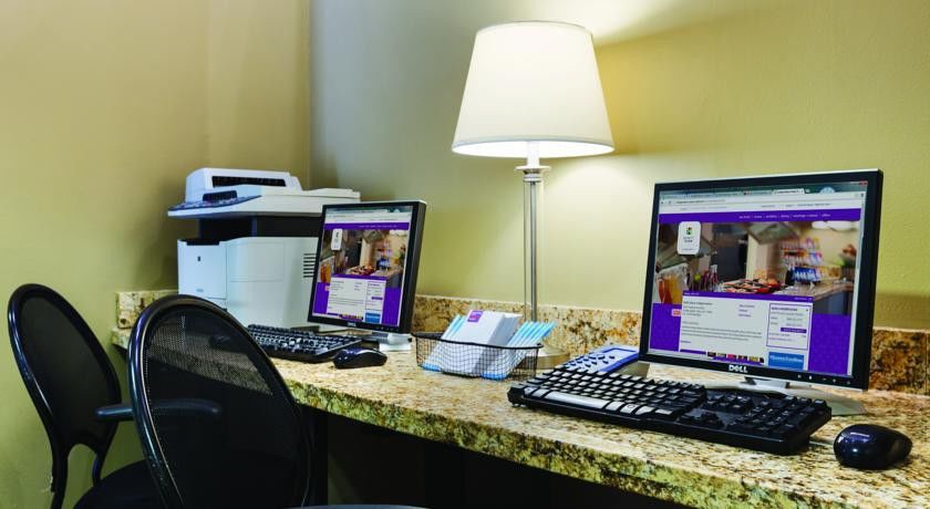 Jabal Omar Hyatt Regency Makkah Hotel Mekka Eksteriør billede The photo shows a small workstation area featuring two computer monitors on a granite countertop. Each monitor has a keyboard and mouse in front of it. Alongside the computers, there is a lamp providing illumination. To the left, a printer is visible