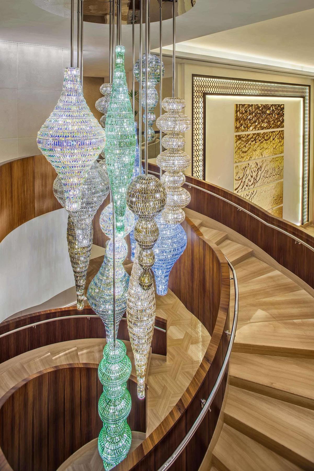 Jabal Omar Hyatt Regency Makkah Hotel Mekka Eksteriør billede The photo depicts a stylish and elegant interior, showcasing multiple hanging light fixtures, likely made from glass or crystal. These fixtures have intricate designs and vary in shape, resembling elongated forms or vases. They are suspended from the